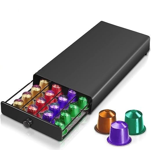 soporte organizador con cápsulas de café ordenadas por tipo sobre una encimera de cocina