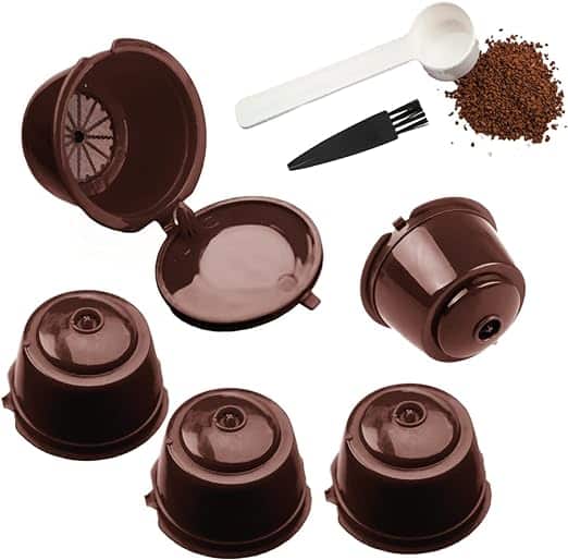 Filtros para cápsulas de café reutilizables junto a cápsulas usadas, listos para reciclar y reducir residuos