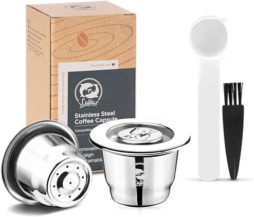 cápsulas de café reutilizables abiertas junto a cápsulas usadas en un recipiente para reciclar