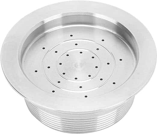 filtro de acero inoxidable para cápsulas de café reutilizables visto en primer plano sobre fondo blanco